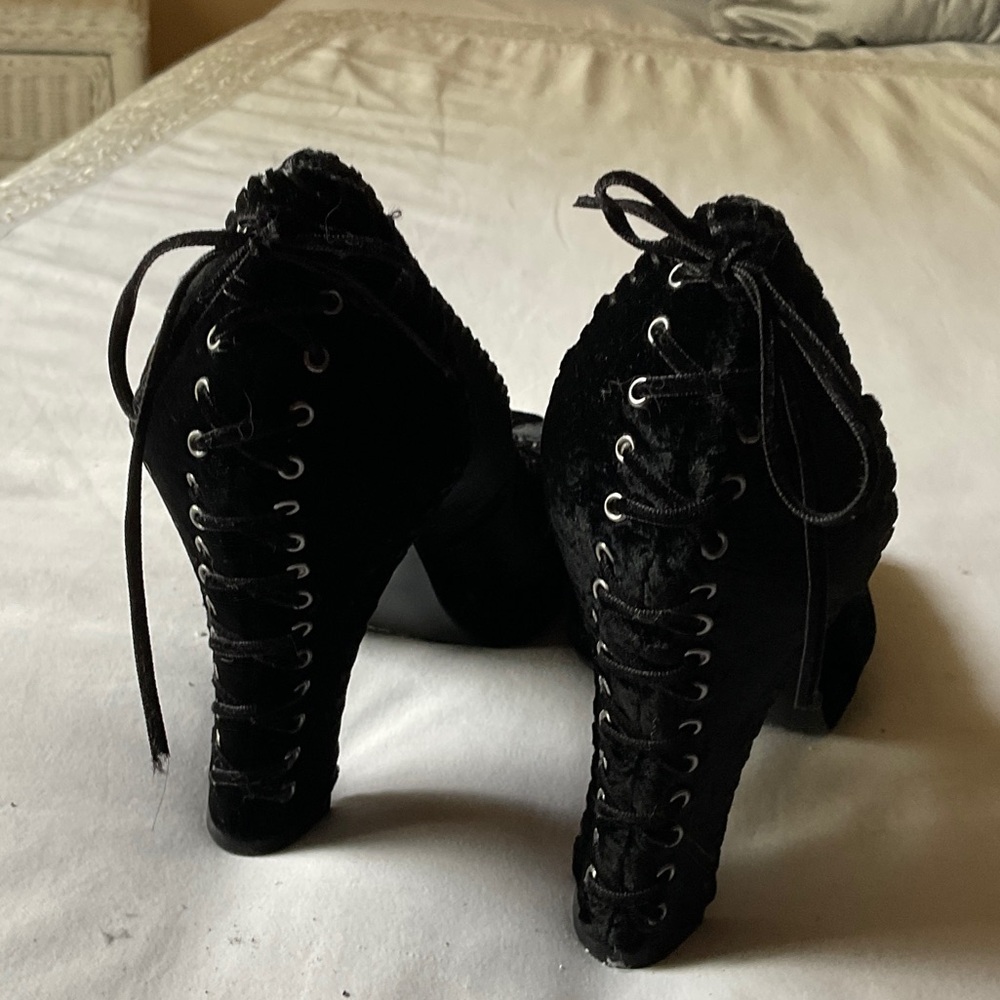Chic Black Velvet Women's Heels - Picture 2 of 6